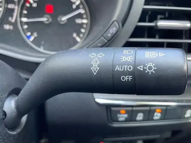 マツダ マツダ３セダン XD ブラックトーンED 滋賀県 2022(令4)年 4.8万km ジェットブラックマイカ 社外スプリング(Auto Exe)/社外ステアリング(Auto Exe)/社外ドアバイザー(Auto Exe)/純正10.25インチナビ/(FM/AM/CD/DVD/Bluetooth/HDMI/USB)/バックカメラ/ETC/前後ドラレコ/踏み間違い防止アシスト/ブレーキアシスト/プリクラッシュブレーキアシスト/ヒルスタート（坂道発進）アシスト/前方衝突防止支援システム/後側方衝突防止支援システム/TCS（トラクションコントロールシステム）/VDC（ビークルダイナミクスコントロール）/レーンキープアシスト/車間自動制御システム	/ASCD（オートスピードコントロール装置）/ABS（アンチロックブレーキシステム）/バックビューモニター/コーナー・バックセンサー（ソナー）/標識検知機能/電動格納ミラー/電子パーキング/オートブレーキ/オートライト/オートハイビーム/LEDヘッドライト/フルオートエアコン/USB端子/プッシュスタート/スマートキー/純正フロアマット/純正ステアリング積込/純正スプリング積込