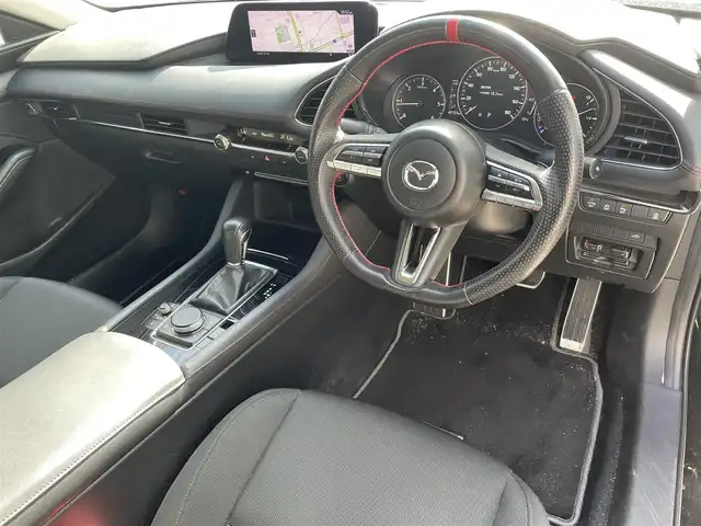 マツダ マツダ３セダン XD ブラックトーンED 滋賀県 2022(令4)年 4.8万km ジェットブラックマイカ 社外スプリング(Auto Exe)/社外ステアリング(Auto Exe)/社外ドアバイザー(Auto Exe)/純正10.25インチナビ/(FM/AM/CD/DVD/Bluetooth/HDMI/USB)/バックカメラ/ETC/前後ドラレコ/踏み間違い防止アシスト/ブレーキアシスト/プリクラッシュブレーキアシスト/ヒルスタート（坂道発進）アシスト/前方衝突防止支援システム/後側方衝突防止支援システム/TCS（トラクションコントロールシステム）/VDC（ビークルダイナミクスコントロール）/レーンキープアシスト/車間自動制御システム	/ASCD（オートスピードコントロール装置）/ABS（アンチロックブレーキシステム）/バックビューモニター/コーナー・バックセンサー（ソナー）/標識検知機能/電動格納ミラー/電子パーキング/オートブレーキ/オートライト/オートハイビーム/LEDヘッドライト/フルオートエアコン/USB端子/プッシュスタート/スマートキー/純正フロアマット/純正ステアリング積込/純正スプリング積込