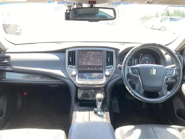 トヨタ クラウン ハイブリッド アスリートG 熊本県 2014(平26)年 14.2万km ホワイトパールクリスタルシャイン サンルーフ/純正ＨＤＤナビ/・AM/FM/CD/DVD/USB/BT/フルセグTV/・全周囲カメラ/トヨタセーフティセンス/・プリクラッシュセーフティ/・クリアランスソナー/・オートマチックハイビーム/黒革シート/・Ｄ席メモリシート/・Ｄ／Ｎパワーシート/・Ｄ／Ｎシートヒーター/・Ｄ／Ｎシートクーラー/前後ドライブレコーダー/ビルトインＥＴＣ/革巻きステアリング/・ステアリングヒーター/・ステアリングリモコン/LEDヘッドライト/オートライト/フォグランプ/スマートキー/プッシュスタート/純正フロアマット/純正ドアバイザー/社外アルミホイール