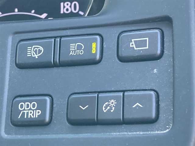 トヨタ クラウン ハイブリッド アスリートG 熊本県 2014(平26)年 14.2万km ホワイトパールクリスタルシャイン サンルーフ/純正ＨＤＤナビ/・AM/FM/CD/DVD/USB/BT/フルセグTV/・全周囲カメラ/トヨタセーフティセンス/・プリクラッシュセーフティ/・クリアランスソナー/・オートマチックハイビーム/黒革シート/・Ｄ席メモリシート/・Ｄ／Ｎパワーシート/・Ｄ／Ｎシートヒーター/・Ｄ／Ｎシートクーラー/前後ドライブレコーダー/ビルトインＥＴＣ/革巻きステアリング/・ステアリングヒーター/・ステアリングリモコン/LEDヘッドライト/オートライト/フォグランプ/スマートキー/プッシュスタート/純正フロアマット/純正ドアバイザー/社外アルミホイール