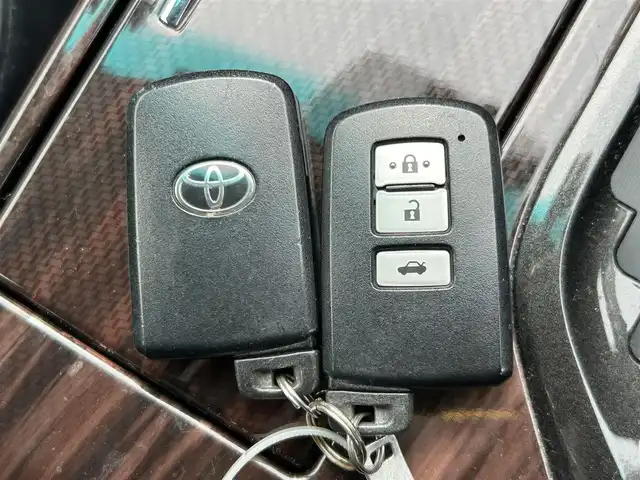トヨタ カムリ ハイブリット Gパッケージ 静岡県 2014(平26)年 18.7万km シルバーM 純正ナビ/　（Bluetooth/DVD/CD/AM/FM）/フルセグTV/クルーズコントロール/横滑り防止装置/運転席パワーシート/プッシュスタート/スマートキー/スペアキー有り/純正フロアマット/純正17インチアルミホイール/保証書/取扱説明書