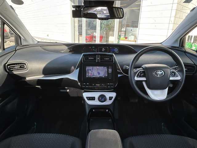 トヨタ プリウス Sセーフティプラス 兵庫県 2018(平30)年 2.8万km ホワイトパールクリスタルシャイン アルパインナビ/フルセグＴＶ/Bluetooth/バックカメラ/オールオートパワーウィンドウ/レーダークルーズコントロール/トヨタセーフティセンス/レーンキープアシスト/ドライブレコーダー/LEDヘッドライト/オートハイビーム/コーナーセンサー/純正フロアマット/15インチ純正アルミホイール/保証書