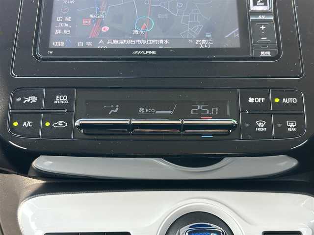 トヨタ プリウス Sセーフティプラス 兵庫県 2018(平30)年 2.8万km ホワイトパールクリスタルシャイン アルパインナビ/フルセグＴＶ/Bluetooth/バックカメラ/オールオートパワーウィンドウ/レーダークルーズコントロール/トヨタセーフティセンス/レーンキープアシスト/ドライブレコーダー/LEDヘッドライト/オートハイビーム/コーナーセンサー/純正フロアマット/15インチ純正アルミホイール/保証書