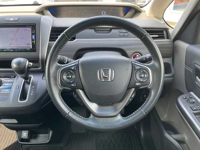 ホンダ フリード G ホンダセンシング 三重県 2017(平29)年 7.5万km クリスタルブラックパール メーカーオプション/・サイド/カーテンエアバック/Cパッケージ/・プラズマクラスター付オートエアコン/・ロールサンシェード/・コンフォートビューパッケージ/Sパッケージ/・LEDヘッドランプ/・オートライト/・アクティブコーナリングランプ/・185/65R15インチ純正AW/・革巻きステアリングホイール/・ブラック木目調インパネ加飾/・ハーフレザーシート/・シートバックポケット/ホンダセンシング/・衝突軽減ブレーキ/・歩行者事故低減ステアリング/・車線維持支援システム/・路外逸脱抑制機能/・誤発進抑制機能/・先行車発進お知らせ機能/・標識認識機能/・マルチインフォメーションディスプレイ/純正11型フリップダウンモニター/純正SDナビ/フルセグTV/【CD/DVD/SD/Bluetooth】/バックカメラ/ビルトインETC/ドライブレコーダー/プッシュスタート/スマートキー/スペアキー/純正フロアマット