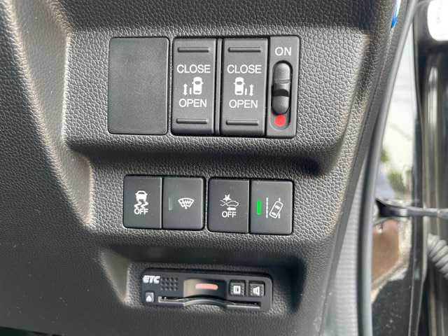 ホンダ フリード G ホンダセンシング 三重県 2017(平29)年 7.5万km クリスタルブラックパール メーカーオプション/・サイド/カーテンエアバック/Cパッケージ/・プラズマクラスター付オートエアコン/・ロールサンシェード/・コンフォートビューパッケージ/Sパッケージ/・LEDヘッドランプ/・オートライト/・アクティブコーナリングランプ/・185/65R15インチ純正AW/・革巻きステアリングホイール/・ブラック木目調インパネ加飾/・ハーフレザーシート/・シートバックポケット/ホンダセンシング/・衝突軽減ブレーキ/・歩行者事故低減ステアリング/・車線維持支援システム/・路外逸脱抑制機能/・誤発進抑制機能/・先行車発進お知らせ機能/・標識認識機能/・マルチインフォメーションディスプレイ/純正11型フリップダウンモニター/純正SDナビ/フルセグTV/【CD/DVD/SD/Bluetooth】/バックカメラ/ビルトインETC/ドライブレコーダー/プッシュスタート/スマートキー/スペアキー/純正フロアマット