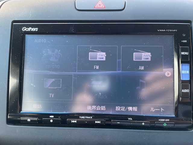 ホンダ フリード G ホンダセンシング 三重県 2017(平29)年 7.5万km クリスタルブラックパール メーカーオプション/・サイド/カーテンエアバック/Cパッケージ/・プラズマクラスター付オートエアコン/・ロールサンシェード/・コンフォートビューパッケージ/Sパッケージ/・LEDヘッドランプ/・オートライト/・アクティブコーナリングランプ/・185/65R15インチ純正AW/・革巻きステアリングホイール/・ブラック木目調インパネ加飾/・ハーフレザーシート/・シートバックポケット/ホンダセンシング/・衝突軽減ブレーキ/・歩行者事故低減ステアリング/・車線維持支援システム/・路外逸脱抑制機能/・誤発進抑制機能/・先行車発進お知らせ機能/・標識認識機能/・マルチインフォメーションディスプレイ/純正11型フリップダウンモニター/純正SDナビ/フルセグTV/【CD/DVD/SD/Bluetooth】/バックカメラ/ビルトインETC/ドライブレコーダー/プッシュスタート/スマートキー/スペアキー/純正フロアマット