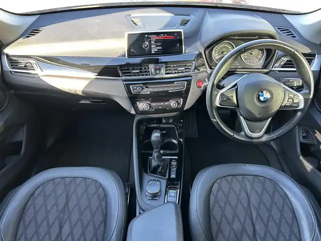 ＢＭＷ Ｘ１ xDrive 18d xライン 石川県 2017(平29)年 5.2万km 黒 4WD/サンルーフ/純正ナビ/　Bluetooth・AM/FM・CD・DVD・USB・AUX/バックカメラ/ETC/前後ドライブレコーダー/クルーズコントロール/パワーバックドア/ルーフレール/アンチロック・ブレーキ・システム/衝突被害軽減システム/横滑り防止装置/前後コーナーセンサー/レーンキープアシスト/盗難防止装置/ダウンヒルアシストコントロール/パーキングアシスト/アイドリングストップ/純正アルミホイール/スマートキー