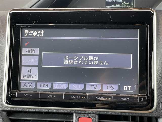 トヨタ ヴォクシー ZS 鹿児島県 2014(平26)年 6.9万km ブラック カーセキュリティ（ホーネット）付/スペアキー１本/ルームランプLED/両側電動パワースライドドア/フルセグテレビ（走行中視聴可能）/DVD再生可能/LEDヘッドライト/後席エアコン調整可能/純正フロアマッドと社外フロアマット付き/任天堂DSと接続可能/バックカメラ/アイドリングストップ/取扱説明書/ETC/純正アルミホイール/ウォークスルー/車検付(R9・2)