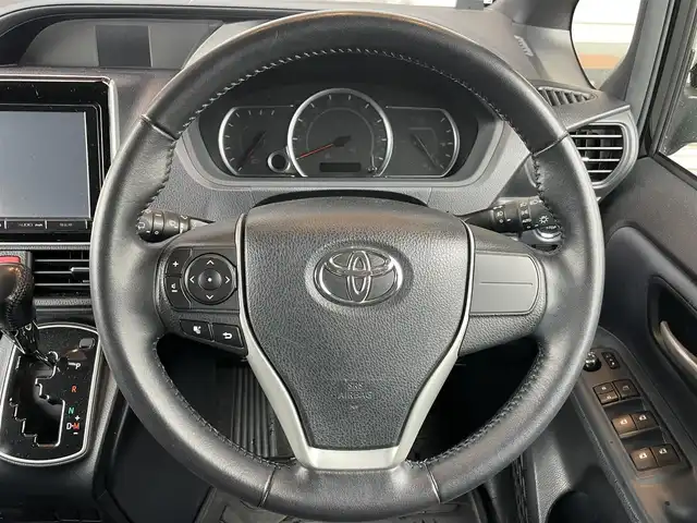 トヨタ ヴォクシー ZS 鹿児島県 2014(平26)年 6.9万km ブラック カーセキュリティ（ホーネット）付/スペアキー１本/ルームランプLED/両側電動パワースライドドア/フルセグテレビ（走行中視聴可能）/DVD再生可能/LEDヘッドライト/後席エアコン調整可能/純正フロアマッドと社外フロアマット付き/任天堂DSと接続可能/バックカメラ/アイドリングストップ/取扱説明書/ETC/純正アルミホイール/ウォークスルー/車検付(R9・2)