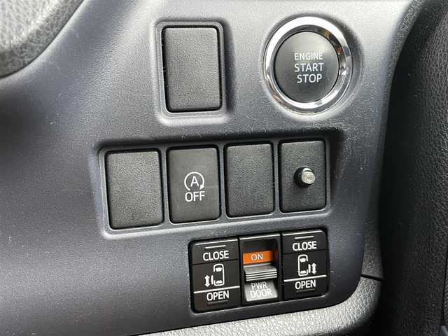 トヨタ ヴォクシー ZS 鹿児島県 2014(平26)年 6.9万km ブラック カーセキュリティ（ホーネット）付/スペアキー１本/ルームランプLED/両側電動パワースライドドア/フルセグテレビ（走行中視聴可能）/DVD再生可能/LEDヘッドライト/後席エアコン調整可能/純正フロアマッドと社外フロアマット付き/任天堂DSと接続可能/バックカメラ/アイドリングストップ/取扱説明書/ETC/純正アルミホイール/ウォークスルー/車検付(R9・2)