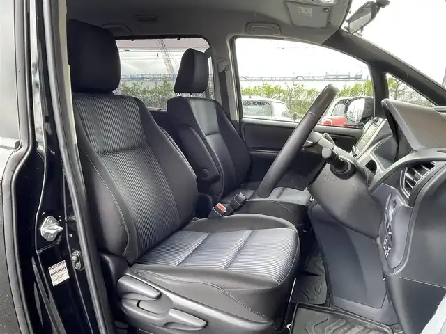 トヨタ ヴォクシー ZS 鹿児島県 2014(平26)年 6.9万km ブラック カーセキュリティ（ホーネット）付/スペアキー１本/ルームランプLED/両側電動パワースライドドア/フルセグテレビ（走行中視聴可能）/DVD再生可能/LEDヘッドライト/後席エアコン調整可能/純正フロアマッドと社外フロアマット付き/任天堂DSと接続可能/バックカメラ/アイドリングストップ/取扱説明書/ETC/純正アルミホイール/ウォークスルー/車検付(R9・2)