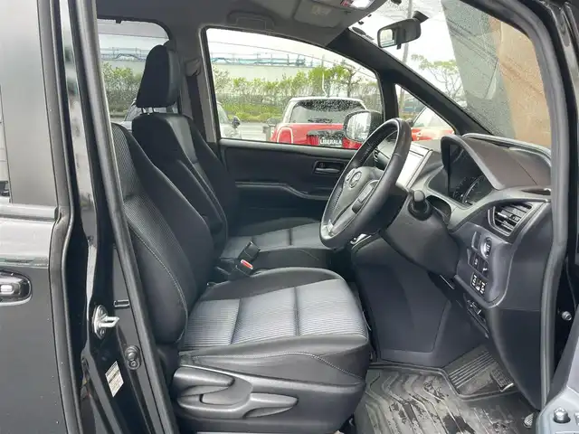 トヨタ ヴォクシー ZS 鹿児島県 2014(平26)年 6.9万km ブラック カーセキュリティ（ホーネット）付/スペアキー１本/ルームランプLED/両側電動パワースライドドア/フルセグテレビ（走行中視聴可能）/DVD再生可能/LEDヘッドライト/後席エアコン調整可能/純正フロアマッドと社外フロアマット付き/任天堂DSと接続可能/バックカメラ/アイドリングストップ/取扱説明書/ETC/純正アルミホイール/ウォークスルー/車検付(R9・2)