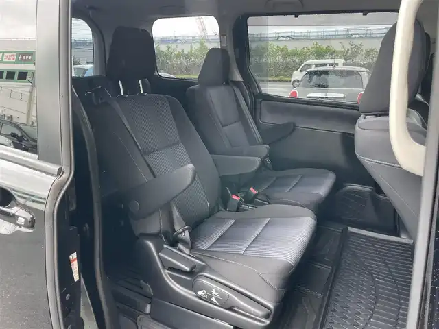 トヨタ ヴォクシー ZS 鹿児島県 2014(平26)年 6.9万km ブラック カーセキュリティ（ホーネット）付/スペアキー１本/ルームランプLED/両側電動パワースライドドア/フルセグテレビ（走行中視聴可能）/DVD再生可能/LEDヘッドライト/後席エアコン調整可能/純正フロアマッドと社外フロアマット付き/任天堂DSと接続可能/バックカメラ/アイドリングストップ/取扱説明書/ETC/純正アルミホイール/ウォークスルー/車検付(R9・2)