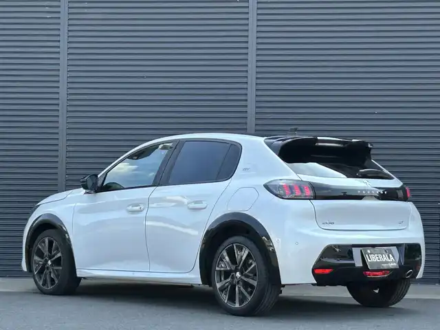 プジョー プジョー ２０８ GT 茨城県 2021(令3)年 2.2万km パール ワンオーナー　/ガラスルーフ　/アクティブセーフティブレーキ　/ＡＣＣ　/ＬＫＡ　/ＢＳＭ　/Ｂカメラ　/パーキングセンサー　/ＣａｒＰｌａｙ　/ＢＴ　/ＵＳＢ　/半革　/シートヒーター　/ＬＥＤ　/ＥＴＣ　/前後ドラレコ　/禁煙車