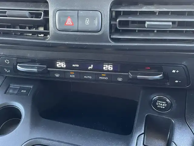 シトロエン シトロエン ベルランゴ シャイン ブルーHDi 東京都 2022(令4)年 2.3万km ベージュ 純正ディスプレイオーディオ/パノラミックガラスルーフ/ＡＣＣ/ＢＳＭ/レーンキープ/コーナーセンサー/前後ドライブレコーダー/ＥＴＣ/Ａｐｐｌｅ　Ｃａｒ　Ｐｌａｙ/Ａｎｄｏｒｏｉｄｏ　Ａｕｔｏ