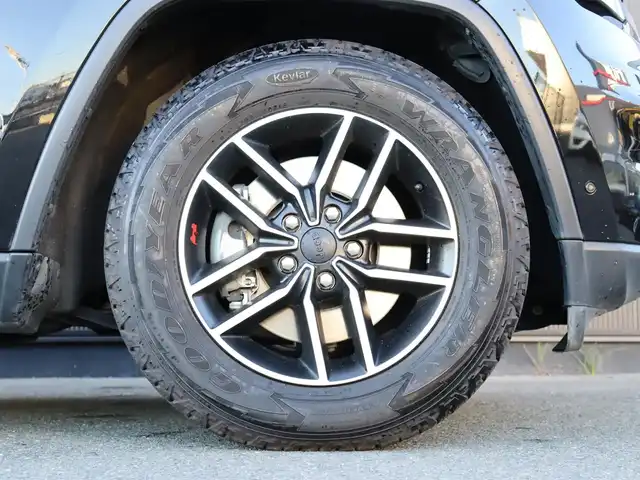 クライスラー・ジープ ジープ グランドチェロキー トレイルホーク 静岡県 2020(令2)年 1.9万km ダイヤモンドブラッククリスタル 4WD/限定152台/純正ナビ/バックカメラ/半革/シートヒーター/パワーシート/エアシート/パワーバックドア/ステアリングヒーター/シートベンチレーション/クルーズコントロール/ルーフレール/フルセグテレビ/ACC/ETC2/0/アイドリングストップ/スマートキー/プッシュスタート