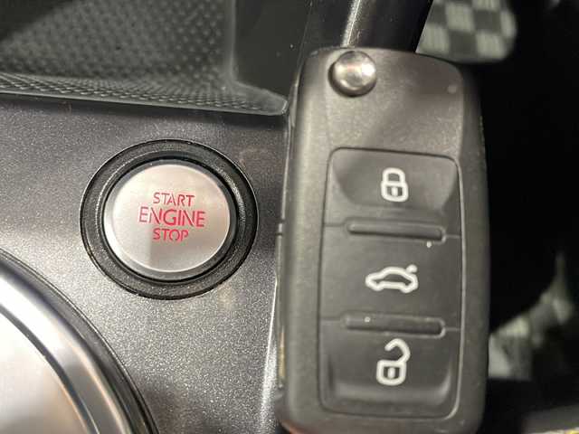 フォルクスワーゲン ザ・ビートル デューン 愛媛県 2018(平30)年 4.3万km 黒 純正ナビ/フルセグＴＶ/Bluetooth/ＣＤ／ＤＶＤ/ＦＭ／ＡＭ/バックカメラ/ＥＴＣ/ステアリングスイッチ/パドルシフト/ブラインドスポットモニター/ハーフレザーシート/純正１８インチアルミホイール/オートライト/スマートキー/プッシュスタート