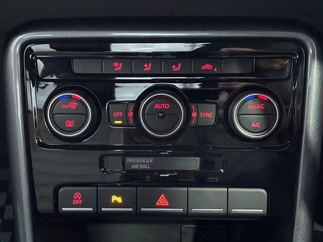 フォルクスワーゲン ザ・ビートル デューン 愛媛県 2018(平30)年 4.3万km 黒 純正ナビ/フルセグＴＶ/Bluetooth/ＣＤ／ＤＶＤ/ＦＭ／ＡＭ/バックカメラ/ＥＴＣ/ステアリングスイッチ/パドルシフト/ブラインドスポットモニター/ハーフレザーシート/純正１８インチアルミホイール/オートライト/スマートキー/プッシュスタート