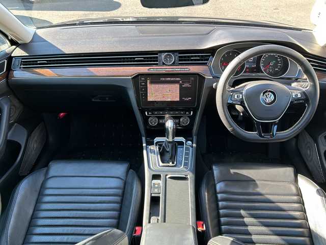 フォルクスワーゲン パサート ヴァリアント TSI ハイライン 埼玉県 2018(平30)年 11.2万km ディープブラックパールエフェクト ヴァリントTSIハイライン/本革巻きステアリング/ナッパ革シート/シートヒーター/シートメモリー/プッシュスタート/ETC/バックカメラ/電動パーキング/パーキングホールド/メモリナビ/フルセグTV/Bluetooth/コーナーセンサー/アダプティブクルーズコントロール/アイドリングストップ/パワーバックドア/ウィンカーミラー/トノカバー/木目調インパネ加装