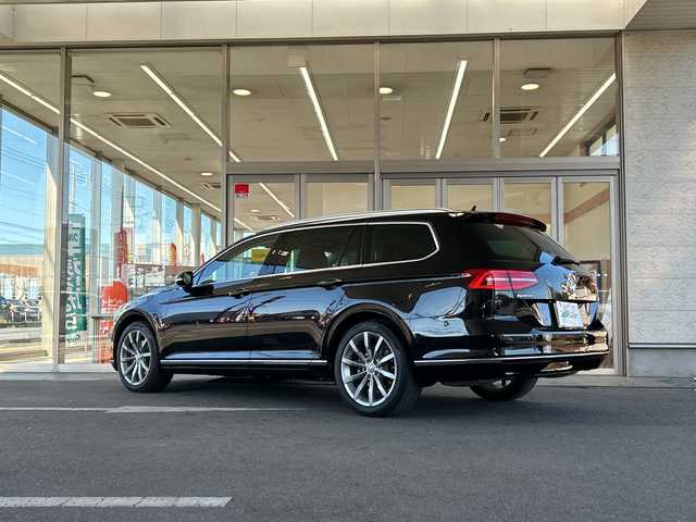 フォルクスワーゲン パサート ヴァリアント TSI ハイライン 埼玉県 2018(平30)年 11.2万km ディープブラックパールエフェクト ヴァリントTSIハイライン/本革巻きステアリング/ナッパ革シート/シートヒーター/シートメモリー/プッシュスタート/ETC/バックカメラ/電動パーキング/パーキングホールド/メモリナビ/フルセグTV/Bluetooth/コーナーセンサー/アダプティブクルーズコントロール/アイドリングストップ/パワーバックドア/ウィンカーミラー/トノカバー/木目調インパネ加装