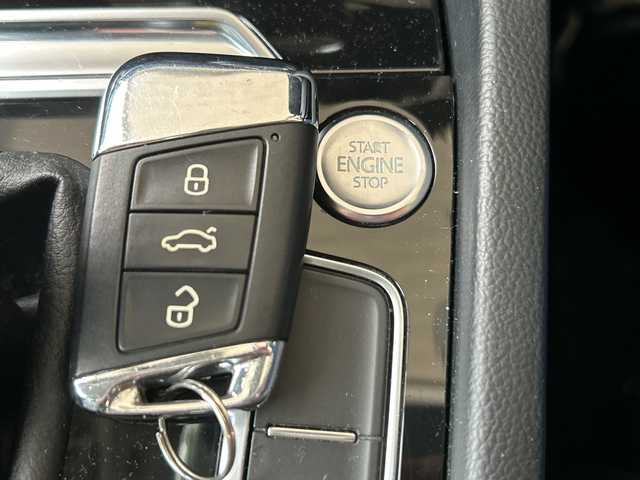 フォルクスワーゲン パサート ヴァリアント TSI ハイライン 埼玉県 2018(平30)年 11.2万km ディープブラックパールエフェクト ヴァリントTSIハイライン/本革巻きステアリング/ナッパ革シート/シートヒーター/シートメモリー/プッシュスタート/ETC/バックカメラ/電動パーキング/パーキングホールド/メモリナビ/フルセグTV/Bluetooth/コーナーセンサー/アダプティブクルーズコントロール/アイドリングストップ/パワーバックドア/ウィンカーミラー/トノカバー/木目調インパネ加装