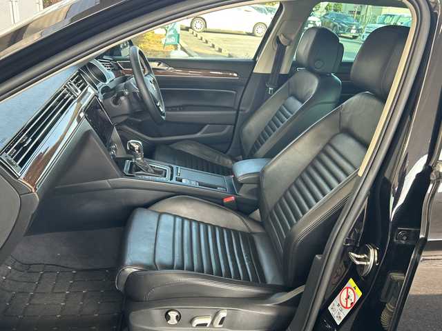 フォルクスワーゲン パサート ヴァリアント TSI ハイライン 埼玉県 2018(平30)年 11.2万km ディープブラックパールエフェクト ヴァリントTSIハイライン/本革巻きステアリング/ナッパ革シート/シートヒーター/シートメモリー/プッシュスタート/ETC/バックカメラ/電動パーキング/パーキングホールド/メモリナビ/フルセグTV/Bluetooth/コーナーセンサー/アダプティブクルーズコントロール/アイドリングストップ/パワーバックドア/ウィンカーミラー/トノカバー/木目調インパネ加装