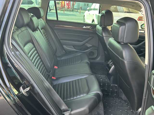 フォルクスワーゲン パサート ヴァリアント TSI ハイライン 埼玉県 2018(平30)年 11.2万km ディープブラックパールエフェクト ヴァリントTSIハイライン/本革巻きステアリング/ナッパ革シート/シートヒーター/シートメモリー/プッシュスタート/ETC/バックカメラ/電動パーキング/パーキングホールド/メモリナビ/フルセグTV/Bluetooth/コーナーセンサー/アダプティブクルーズコントロール/アイドリングストップ/パワーバックドア/ウィンカーミラー/トノカバー/木目調インパネ加装