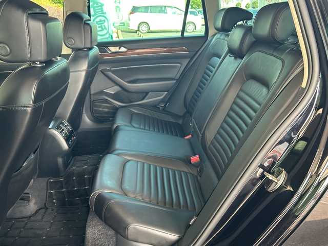 フォルクスワーゲン パサート ヴァリアント TSI ハイライン 埼玉県 2018(平30)年 11.2万km ディープブラックパールエフェクト ヴァリントTSIハイライン/本革巻きステアリング/ナッパ革シート/シートヒーター/シートメモリー/プッシュスタート/ETC/バックカメラ/電動パーキング/パーキングホールド/メモリナビ/フルセグTV/Bluetooth/コーナーセンサー/アダプティブクルーズコントロール/アイドリングストップ/パワーバックドア/ウィンカーミラー/トノカバー/木目調インパネ加装