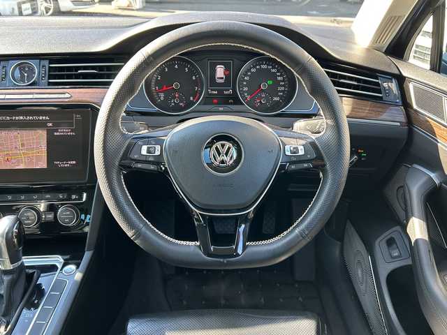 フォルクスワーゲン パサート ヴァリアント TSI ハイライン 埼玉県 2018(平30)年 11.2万km ディープブラックパールエフェクト ヴァリントTSIハイライン/本革巻きステアリング/ナッパ革シート/シートヒーター/シートメモリー/プッシュスタート/ETC/バックカメラ/電動パーキング/パーキングホールド/メモリナビ/フルセグTV/Bluetooth/コーナーセンサー/アダプティブクルーズコントロール/アイドリングストップ/パワーバックドア/ウィンカーミラー/トノカバー/木目調インパネ加装
