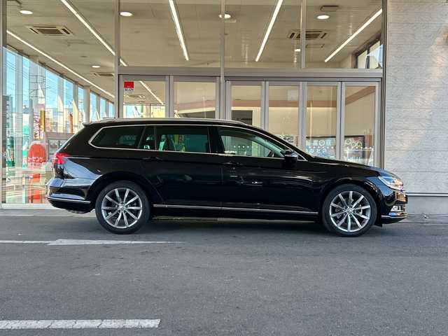 フォルクスワーゲン パサート ヴァリアント TSI ハイライン 埼玉県 2018(平30)年 11.2万km ディープブラックパールエフェクト ヴァリントTSIハイライン/本革巻きステアリング/ナッパ革シート/シートヒーター/シートメモリー/プッシュスタート/ETC/バックカメラ/電動パーキング/パーキングホールド/メモリナビ/フルセグTV/Bluetooth/コーナーセンサー/アダプティブクルーズコントロール/アイドリングストップ/パワーバックドア/ウィンカーミラー/トノカバー/木目調インパネ加装