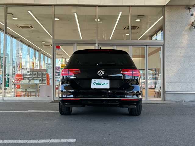 フォルクスワーゲン パサート ヴァリアント TSI ハイライン 埼玉県 2018(平30)年 11.2万km ディープブラックパールエフェクト ヴァリントTSIハイライン/本革巻きステアリング/ナッパ革シート/シートヒーター/シートメモリー/プッシュスタート/ETC/バックカメラ/電動パーキング/パーキングホールド/メモリナビ/フルセグTV/Bluetooth/コーナーセンサー/アダプティブクルーズコントロール/アイドリングストップ/パワーバックドア/ウィンカーミラー/トノカバー/木目調インパネ加装