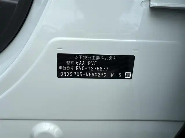 ホンダ ヴェゼル ハイブリッド e:HEV Z PLaYパッケージ 佐賀県 2025(令7)年 0.1千km プレミアムサンライトホワイトパール ワンオーナー/パノラマルーフ/純正9インチHonda CONNECTディスプレイ(ナビ機能付)/・フルセグTV/AM/FM/USB/Bluetooth/・Apple Car Play/Android Auto/マルチビューカメラシステム/ビルトインETC2.0/ハンズフリーパワーテールゲート(予約クローズ機能付)/電子パーキングブレーキ/・BRAKE HOLD機能/置くだけ充電/ハーフレザーシート/DN席シートヒーター/ISOFIX対応/パドルシフト/革巻きステアリング/ステアリングヒーター/ステアリングリモコン/純正18インチアルミホイール/純正LEDヘッドライト/・アダプティブドライビングビーム/純正LEDフォグランプ/新車保証書/記録簿/取扱説明書/スペアキー１本/ホンダセンシング/・アダプティブクルーズコントロール/・衝突被害軽減ブレーキ/・先行車発進お知らせ機能/・路外逸脱抑制機能/・ブラインドスポットインフォメーション/・パーキングセンサーシステム/・標識認識機能