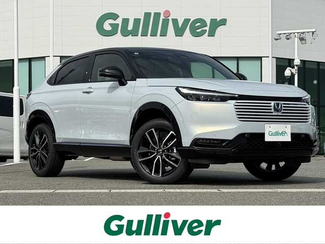 ホンダ ヴェゼル ハイブリッド e:HEV Z PLaYパッケージ 佐賀県 2025(令7)年 0.1千km プレミアムサンライトホワイトパール ワンオーナー/パノラマルーフ/純正9インチHonda CONNECTディスプレイ(ナビ機能付)/・フルセグTV/AM/FM/USB/Bluetooth/・Apple Car Play/Android Auto/マルチビューカメラシステム/ビルトインETC2.0/ハンズフリーパワーテールゲート(予約クローズ機能付)/電子パーキングブレーキ/・BRAKE HOLD機能/置くだけ充電/ハーフレザーシート/DN席シートヒーター/ISOFIX対応/パドルシフト/革巻きステアリング/ステアリングヒーター/ステアリングリモコン/純正18インチアルミホイール/純正LEDヘッドライト/・アダプティブドライビングビーム/純正LEDフォグランプ/新車保証書/記録簿/取扱説明書/スペアキー１本/ホンダセンシング/・アダプティブクルーズコントロール/・衝突被害軽減ブレーキ/・先行車発進お知らせ機能/・路外逸脱抑制機能/・ブラインドスポットインフォメーション/・パーキングセンサーシステム/・標識認識機能