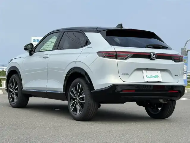 ホンダ ヴェゼル ハイブリッド e:HEV Z PLaYパッケージ 佐賀県 2025(令7)年 0.1千km プレミアムサンライトホワイトパール ワンオーナー/パノラマルーフ/純正9インチHonda CONNECTディスプレイ(ナビ機能付)/・フルセグTV/AM/FM/USB/Bluetooth/・Apple Car Play/Android Auto/マルチビューカメラシステム/ビルトインETC2.0/ハンズフリーパワーテールゲート(予約クローズ機能付)/電子パーキングブレーキ/・BRAKE HOLD機能/置くだけ充電/ハーフレザーシート/DN席シートヒーター/ISOFIX対応/パドルシフト/革巻きステアリング/ステアリングヒーター/ステアリングリモコン/純正18インチアルミホイール/純正LEDヘッドライト/・アダプティブドライビングビーム/純正LEDフォグランプ/新車保証書/記録簿/取扱説明書/スペアキー１本/ホンダセンシング/・アダプティブクルーズコントロール/・衝突被害軽減ブレーキ/・先行車発進お知らせ機能/・路外逸脱抑制機能/・ブラインドスポットインフォメーション/・パーキングセンサーシステム/・標識認識機能