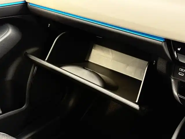 ホンダ ヴェゼル ハイブリッド e:HEV Z PLaYパッケージ 佐賀県 2025(令7)年 0.1千km プレミアムサンライトホワイトパール ワンオーナー/パノラマルーフ/純正9インチHonda CONNECTディスプレイ(ナビ機能付)/・フルセグTV/AM/FM/USB/Bluetooth/・Apple Car Play/Android Auto/マルチビューカメラシステム/ビルトインETC2.0/ハンズフリーパワーテールゲート(予約クローズ機能付)/電子パーキングブレーキ/・BRAKE HOLD機能/置くだけ充電/ハーフレザーシート/DN席シートヒーター/ISOFIX対応/パドルシフト/革巻きステアリング/ステアリングヒーター/ステアリングリモコン/純正18インチアルミホイール/純正LEDヘッドライト/・アダプティブドライビングビーム/純正LEDフォグランプ/新車保証書/記録簿/取扱説明書/スペアキー１本/ホンダセンシング/・アダプティブクルーズコントロール/・衝突被害軽減ブレーキ/・先行車発進お知らせ機能/・路外逸脱抑制機能/・ブラインドスポットインフォメーション/・パーキングセンサーシステム/・標識認識機能