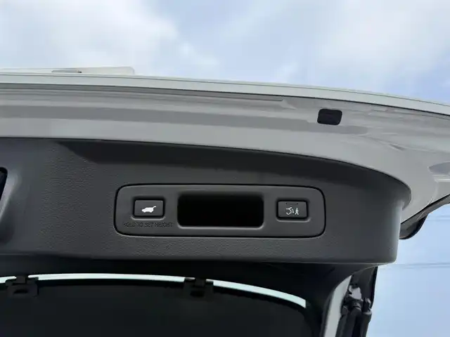 ホンダ ヴェゼル ハイブリッド e:HEV Z PLaYパッケージ 佐賀県 2025(令7)年 0.1千km プレミアムサンライトホワイトパール ワンオーナー/パノラマルーフ/純正9インチHonda CONNECTディスプレイ(ナビ機能付)/・フルセグTV/AM/FM/USB/Bluetooth/・Apple Car Play/Android Auto/マルチビューカメラシステム/ビルトインETC2.0/ハンズフリーパワーテールゲート(予約クローズ機能付)/電子パーキングブレーキ/・BRAKE HOLD機能/置くだけ充電/ハーフレザーシート/DN席シートヒーター/ISOFIX対応/パドルシフト/革巻きステアリング/ステアリングヒーター/ステアリングリモコン/純正18インチアルミホイール/純正LEDヘッドライト/・アダプティブドライビングビーム/純正LEDフォグランプ/新車保証書/記録簿/取扱説明書/スペアキー１本/ホンダセンシング/・アダプティブクルーズコントロール/・衝突被害軽減ブレーキ/・先行車発進お知らせ機能/・路外逸脱抑制機能/・ブラインドスポットインフォメーション/・パーキングセンサーシステム/・標識認識機能