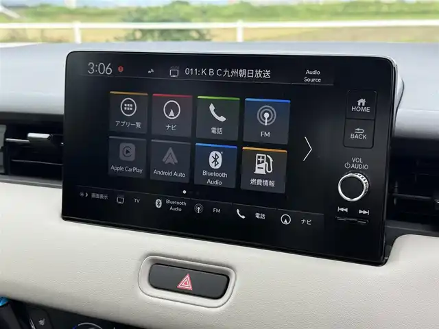 ホンダ ヴェゼル ハイブリッド e:HEV Z PLaYパッケージ 佐賀県 2025(令7)年 0.1千km プレミアムサンライトホワイトパール ワンオーナー/パノラマルーフ/純正9インチHonda CONNECTディスプレイ(ナビ機能付)/・フルセグTV/AM/FM/USB/Bluetooth/・Apple Car Play/Android Auto/マルチビューカメラシステム/ビルトインETC2.0/ハンズフリーパワーテールゲート(予約クローズ機能付)/電子パーキングブレーキ/・BRAKE HOLD機能/置くだけ充電/ハーフレザーシート/DN席シートヒーター/ISOFIX対応/パドルシフト/革巻きステアリング/ステアリングヒーター/ステアリングリモコン/純正18インチアルミホイール/純正LEDヘッドライト/・アダプティブドライビングビーム/純正LEDフォグランプ/新車保証書/記録簿/取扱説明書/スペアキー１本/ホンダセンシング/・アダプティブクルーズコントロール/・衝突被害軽減ブレーキ/・先行車発進お知らせ機能/・路外逸脱抑制機能/・ブラインドスポットインフォメーション/・パーキングセンサーシステム/・標識認識機能