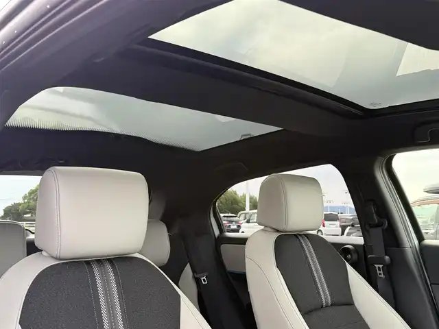 ホンダ ヴェゼル ハイブリッド e:HEV Z PLaYパッケージ 佐賀県 2025(令7)年 0.1千km プレミアムサンライトホワイトパール ワンオーナー/パノラマルーフ/純正9インチHonda CONNECTディスプレイ(ナビ機能付)/・フルセグTV/AM/FM/USB/Bluetooth/・Apple Car Play/Android Auto/マルチビューカメラシステム/ビルトインETC2.0/ハンズフリーパワーテールゲート(予約クローズ機能付)/電子パーキングブレーキ/・BRAKE HOLD機能/置くだけ充電/ハーフレザーシート/DN席シートヒーター/ISOFIX対応/パドルシフト/革巻きステアリング/ステアリングヒーター/ステアリングリモコン/純正18インチアルミホイール/純正LEDヘッドライト/・アダプティブドライビングビーム/純正LEDフォグランプ/新車保証書/記録簿/取扱説明書/スペアキー１本/ホンダセンシング/・アダプティブクルーズコントロール/・衝突被害軽減ブレーキ/・先行車発進お知らせ機能/・路外逸脱抑制機能/・ブラインドスポットインフォメーション/・パーキングセンサーシステム/・標識認識機能
