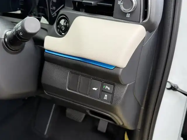 ホンダ ヴェゼル ハイブリッド e:HEV Z PLaYパッケージ 佐賀県 2025(令7)年 0.1千km プレミアムサンライトホワイトパール ワンオーナー/パノラマルーフ/純正9インチHonda CONNECTディスプレイ(ナビ機能付)/・フルセグTV/AM/FM/USB/Bluetooth/・Apple Car Play/Android Auto/マルチビューカメラシステム/ビルトインETC2.0/ハンズフリーパワーテールゲート(予約クローズ機能付)/電子パーキングブレーキ/・BRAKE HOLD機能/置くだけ充電/ハーフレザーシート/DN席シートヒーター/ISOFIX対応/パドルシフト/革巻きステアリング/ステアリングヒーター/ステアリングリモコン/純正18インチアルミホイール/純正LEDヘッドライト/・アダプティブドライビングビーム/純正LEDフォグランプ/新車保証書/記録簿/取扱説明書/スペアキー１本/ホンダセンシング/・アダプティブクルーズコントロール/・衝突被害軽減ブレーキ/・先行車発進お知らせ機能/・路外逸脱抑制機能/・ブラインドスポットインフォメーション/・パーキングセンサーシステム/・標識認識機能