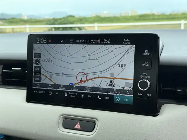 ホンダ ヴェゼル ハイブリッド e:HEV Z PLaYパッケージ 佐賀県 2025(令7)年 0.1千km プレミアムサンライトホワイトパール ワンオーナー/パノラマルーフ/純正9インチHonda CONNECTディスプレイ(ナビ機能付)/・フルセグTV/AM/FM/USB/Bluetooth/・Apple Car Play/Android Auto/マルチビューカメラシステム/ビルトインETC2.0/ハンズフリーパワーテールゲート(予約クローズ機能付)/電子パーキングブレーキ/・BRAKE HOLD機能/置くだけ充電/ハーフレザーシート/DN席シートヒーター/ISOFIX対応/パドルシフト/革巻きステアリング/ステアリングヒーター/ステアリングリモコン/純正18インチアルミホイール/純正LEDヘッドライト/・アダプティブドライビングビーム/純正LEDフォグランプ/新車保証書/記録簿/取扱説明書/スペアキー１本/ホンダセンシング/・アダプティブクルーズコントロール/・衝突被害軽減ブレーキ/・先行車発進お知らせ機能/・路外逸脱抑制機能/・ブラインドスポットインフォメーション/・パーキングセンサーシステム/・標識認識機能