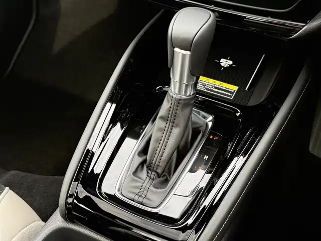ホンダ ヴェゼル ハイブリッド e:HEV Z PLaYパッケージ 佐賀県 2025(令7)年 0.1千km プレミアムサンライトホワイトパール ワンオーナー/パノラマルーフ/純正9インチHonda CONNECTディスプレイ(ナビ機能付)/・フルセグTV/AM/FM/USB/Bluetooth/・Apple Car Play/Android Auto/マルチビューカメラシステム/ビルトインETC2.0/ハンズフリーパワーテールゲート(予約クローズ機能付)/電子パーキングブレーキ/・BRAKE HOLD機能/置くだけ充電/ハーフレザーシート/DN席シートヒーター/ISOFIX対応/パドルシフト/革巻きステアリング/ステアリングヒーター/ステアリングリモコン/純正18インチアルミホイール/純正LEDヘッドライト/・アダプティブドライビングビーム/純正LEDフォグランプ/新車保証書/記録簿/取扱説明書/スペアキー１本/ホンダセンシング/・アダプティブクルーズコントロール/・衝突被害軽減ブレーキ/・先行車発進お知らせ機能/・路外逸脱抑制機能/・ブラインドスポットインフォメーション/・パーキングセンサーシステム/・標識認識機能