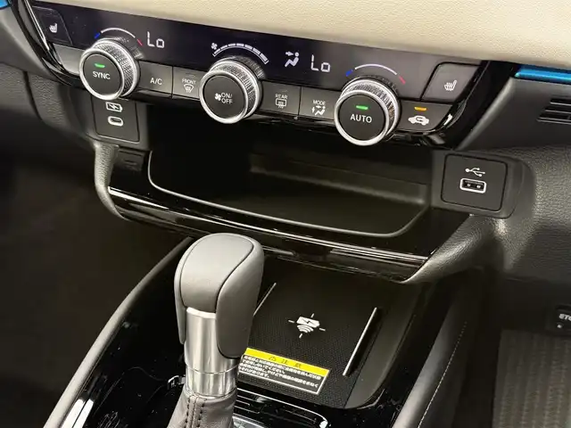 ホンダ ヴェゼル ハイブリッド e:HEV Z PLaYパッケージ 佐賀県 2025(令7)年 0.1千km プレミアムサンライトホワイトパール ワンオーナー/パノラマルーフ/純正9インチHonda CONNECTディスプレイ(ナビ機能付)/・フルセグTV/AM/FM/USB/Bluetooth/・Apple Car Play/Android Auto/マルチビューカメラシステム/ビルトインETC2.0/ハンズフリーパワーテールゲート(予約クローズ機能付)/電子パーキングブレーキ/・BRAKE HOLD機能/置くだけ充電/ハーフレザーシート/DN席シートヒーター/ISOFIX対応/パドルシフト/革巻きステアリング/ステアリングヒーター/ステアリングリモコン/純正18インチアルミホイール/純正LEDヘッドライト/・アダプティブドライビングビーム/純正LEDフォグランプ/新車保証書/記録簿/取扱説明書/スペアキー１本/ホンダセンシング/・アダプティブクルーズコントロール/・衝突被害軽減ブレーキ/・先行車発進お知らせ機能/・路外逸脱抑制機能/・ブラインドスポットインフォメーション/・パーキングセンサーシステム/・標識認識機能
