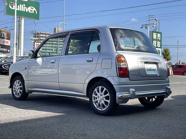 ダイハツ ミラ ジーノ 徳島県 2001(平13)年 4.4万km シルバーメタリック ドアバイザー/リヤデフォッガー/純正フロアマット/AM/FM/CD/MD/ハロゲンヘッドライト/NEXCTA 13インチアルミホイール/スペアキー/取扱説明書/新車時保証書