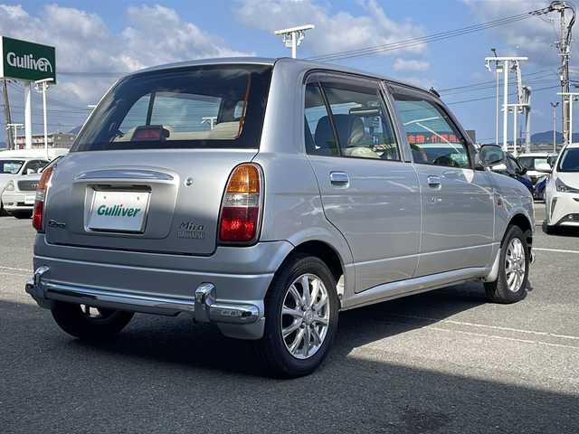 ダイハツ ミラ ジーノ 徳島県 2001(平13)年 4.4万km シルバーメタリック ドアバイザー/リヤデフォッガー/純正フロアマット/AM/FM/CD/MD/ハロゲンヘッドライト/NEXCTA 13インチアルミホイール/スペアキー/取扱説明書/新車時保証書