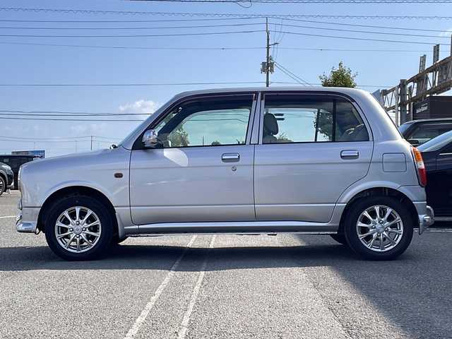 ダイハツ ミラ ジーノ 徳島県 2001(平13)年 4.4万km シルバーメタリック ドアバイザー/リヤデフォッガー/純正フロアマット/AM/FM/CD/MD/ハロゲンヘッドライト/NEXCTA 13インチアルミホイール/スペアキー/取扱説明書/新車時保証書