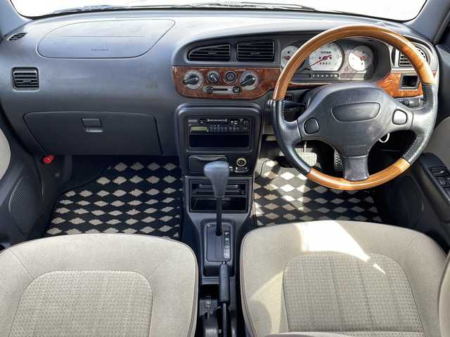 ダイハツ ミラ ジーノ 徳島県 2001(平13)年 4.4万km シルバーメタリック ドアバイザー/リヤデフォッガー/純正フロアマット/AM/FM/CD/MD/ハロゲンヘッドライト/NEXCTA 13インチアルミホイール/スペアキー/取扱説明書/新車時保証書