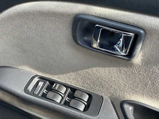 ダイハツ ミラ ジーノ 徳島県 2001(平13)年 4.4万km シルバーメタリック ドアバイザー/リヤデフォッガー/純正フロアマット/AM/FM/CD/MD/ハロゲンヘッドライト/NEXCTA 13インチアルミホイール/スペアキー/取扱説明書/新車時保証書