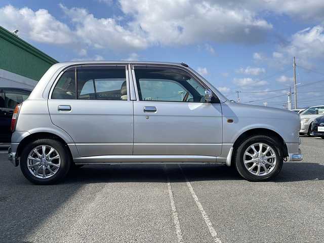 ダイハツ ミラ ジーノ 徳島県 2001(平13)年 4.4万km シルバーメタリック ドアバイザー/リヤデフォッガー/純正フロアマット/AM/FM/CD/MD/ハロゲンヘッドライト/NEXCTA 13インチアルミホイール/スペアキー/取扱説明書/新車時保証書