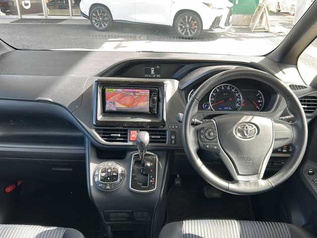 トヨタ ヴォクシー ZS 東京都 2014(平26)年 4.3万km ホワイトパールクリスタルシャイン ワンオーナー/純正SDナビ/【フルセグ・DVD再生可・CD・Bluetooth】/バックカメラ/ビルトインETC/純正フリップダウンモニター/両側パワースライドドア/横滑り防止機能/プッシュスタート/スマートキー/スペアキーあり/電動格納ミラー/ウィンカーミラー/アイドリングストップ/オートライト/純正フロアマット/純正ドアバイザー/新車保証書/取扱説明書