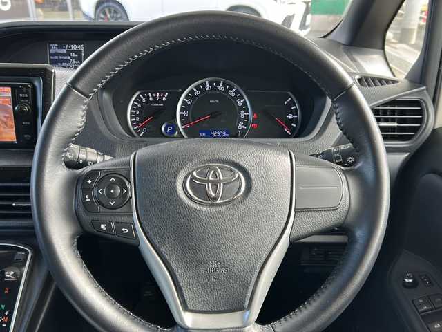 トヨタ ヴォクシー ZS 東京都 2014(平26)年 4.3万km ホワイトパールクリスタルシャイン ワンオーナー/純正SDナビ/【フルセグ・DVD再生可・CD・Bluetooth】/バックカメラ/ビルトインETC/純正フリップダウンモニター/両側パワースライドドア/横滑り防止機能/プッシュスタート/スマートキー/スペアキーあり/電動格納ミラー/ウィンカーミラー/アイドリングストップ/オートライト/純正フロアマット/純正ドアバイザー/新車保証書/取扱説明書